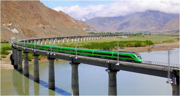 最美天路通車(chē)，鋼軌托起“復(fù)興號(hào)”開(kāi)上了世界屋脊！